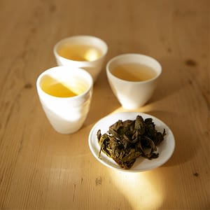 Zomba perler, våte blader og trukket te