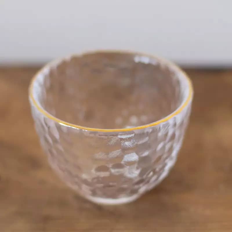 Detalj av kopp med gullkant