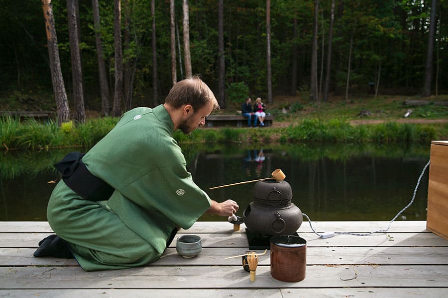 Håkon Vadstein serverer te ved vannspeilet